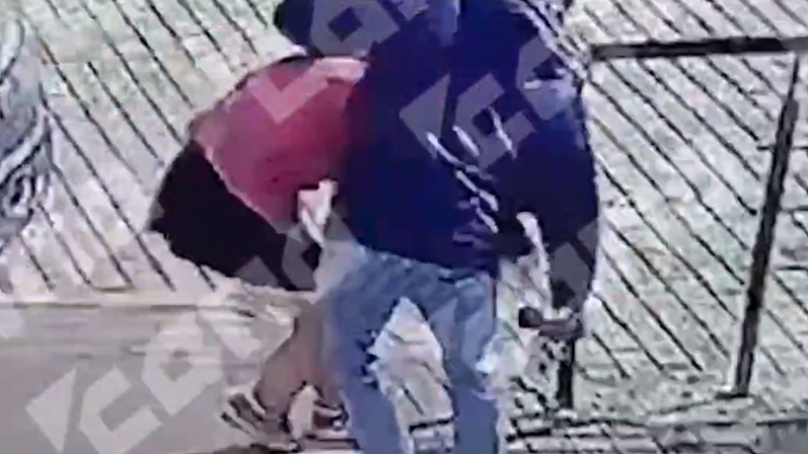 В Геленджике мужчина пытался зарезать свою сожительницу прямо посреди улицы 