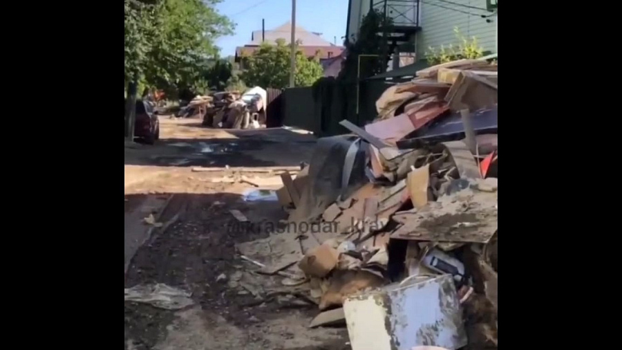 В Туапсинском районе жители пожаловались на отсутствие уборки мусора после наводнения. Видео