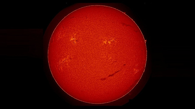 Солнце создало смайлик в 10 раз больше Земли