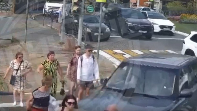 Внедорожник сбил несколько пешеходов на переходе в Сочи — кадры с места ДТП