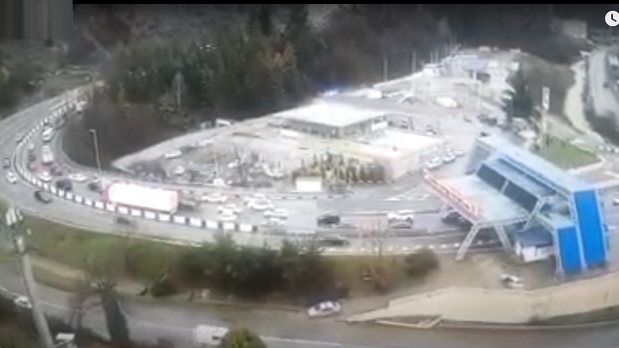 На выезд из Сочи образовались гигантские пробки