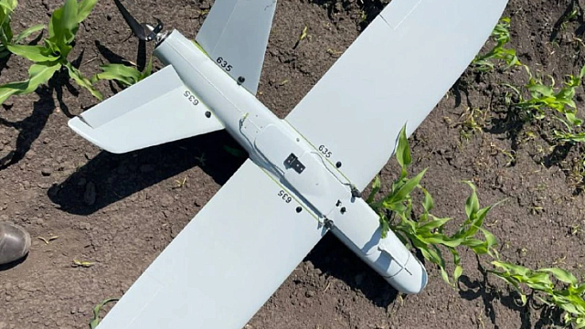 Беспилотник упал на территорию НПЗ в Славянске-на-Кубани и спровоцировал возгорание грузовика