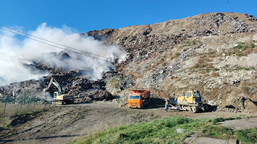 В Новороссийске ветер раздувает тлеющий полигон ТКО и гонит дым к жилым районам
