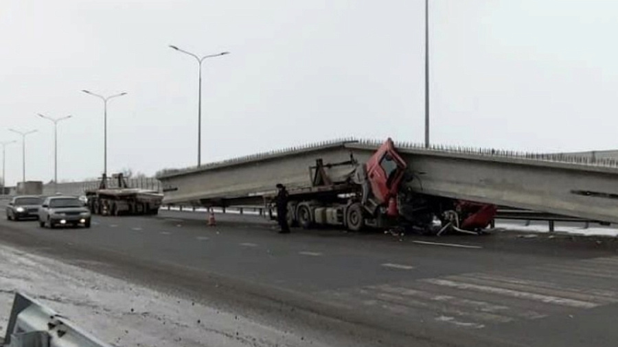 На трассе М-4 «Дон» бетонная конструкция всмятку раздавила фуру (Видео)