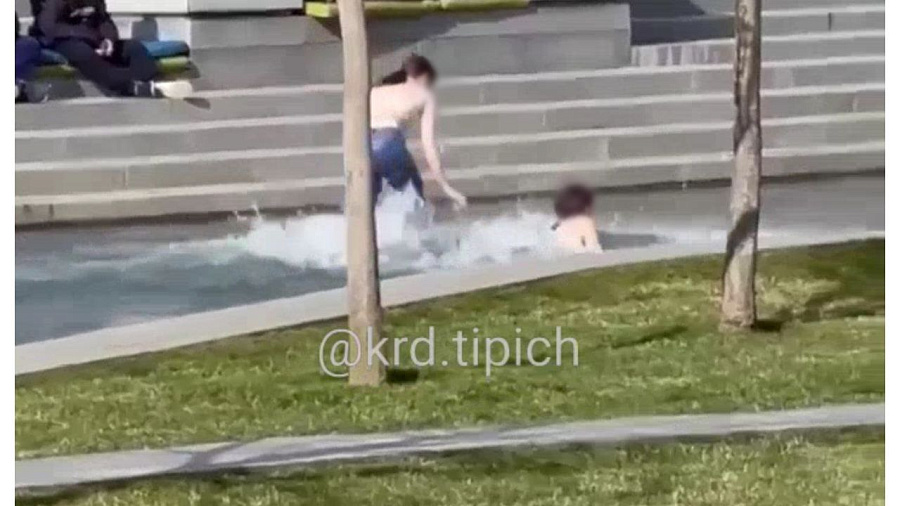 Подростки открыли купальный сезон в фонтане парка Галицкого 