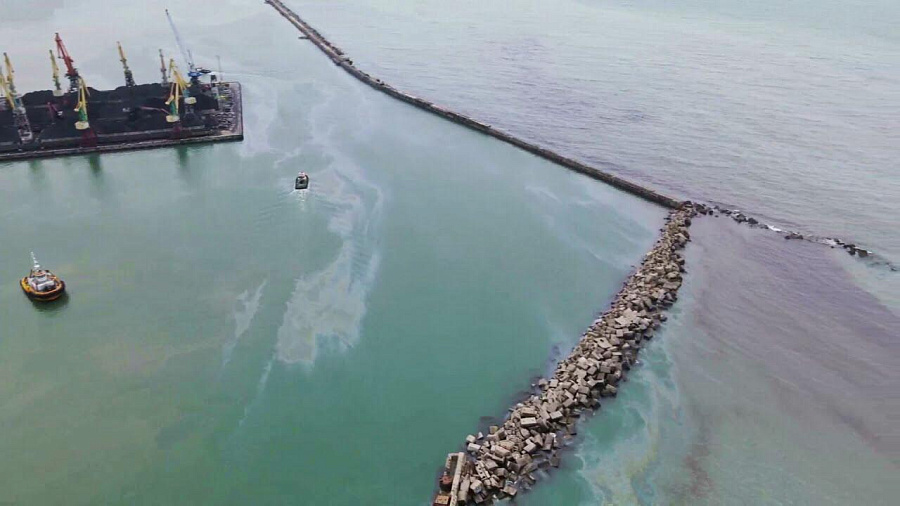 Экологическая катастрофа в акватории Черного моря: в Туапсинском районе произошел масштабный разлив нефтепродуктов