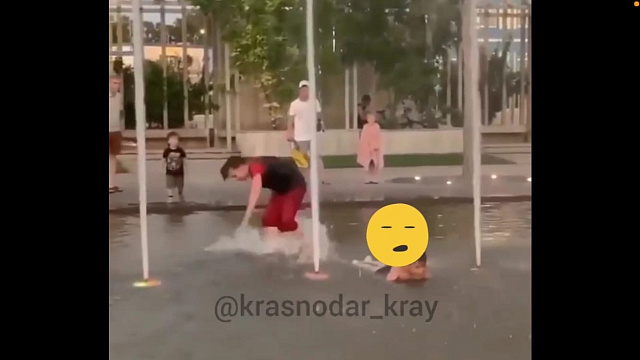 Купающиеся в фонтанах парка Галицкого дети возмутили жителей Краснодара. Видео