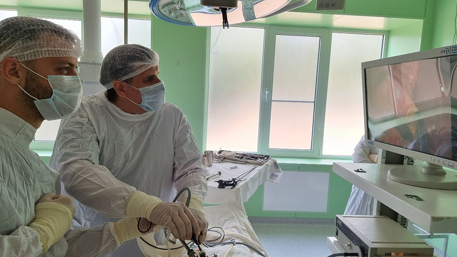 В Краснодаре хирурги ККБ №2 удалили у молодой женщины воспаленный желчный пузырь, сделав 1 разрез через пупок