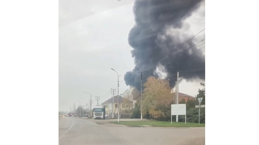 На Кубани в станице Северской мощный пожар охватил свалку автозапчастей