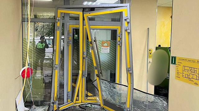 В центре Краснодара легковушка врезалась в здание банка