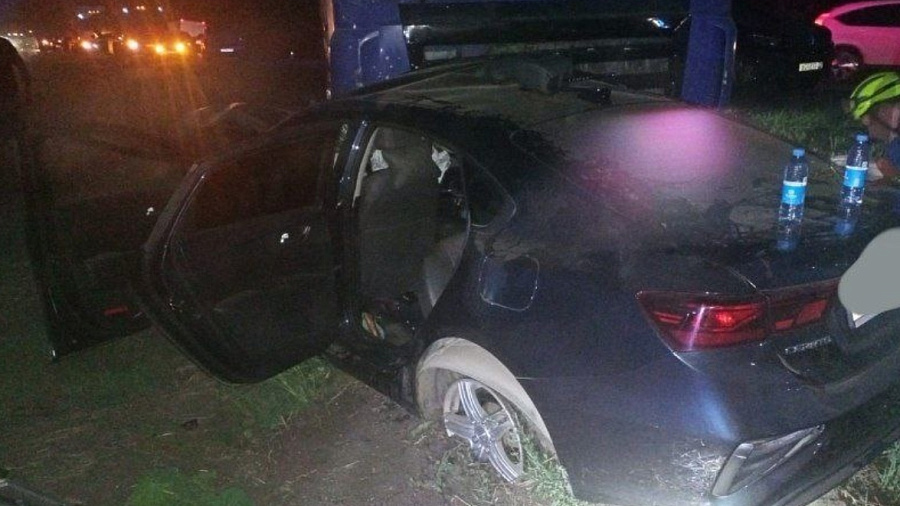В Динском районе самосвал раздавил легковушку, выехавшую на встречную полосу