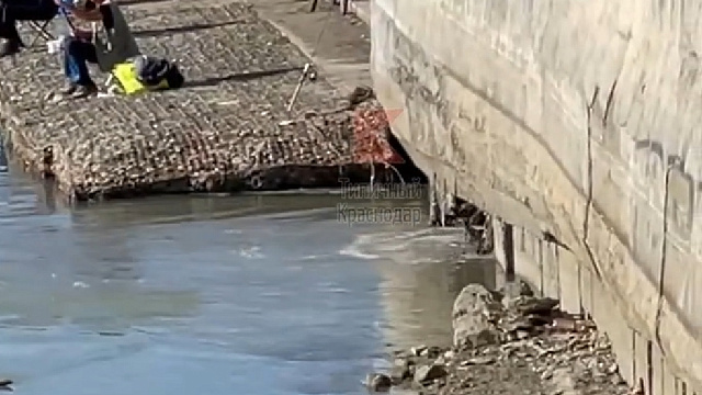 «Зловонный запах фекалий». Сброс сточных вод в реку Кубань около набережной Краснодара попал на видео