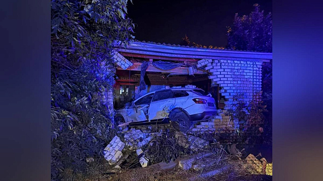 В Краснодарском крае автомобиль «Лада Веста» снес стену частного дома