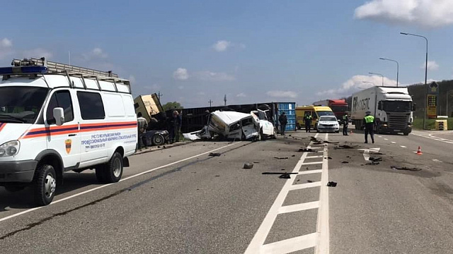 В Краснодарском крае произошло смертельное ДТП с участием фуры и микроавтобуса
