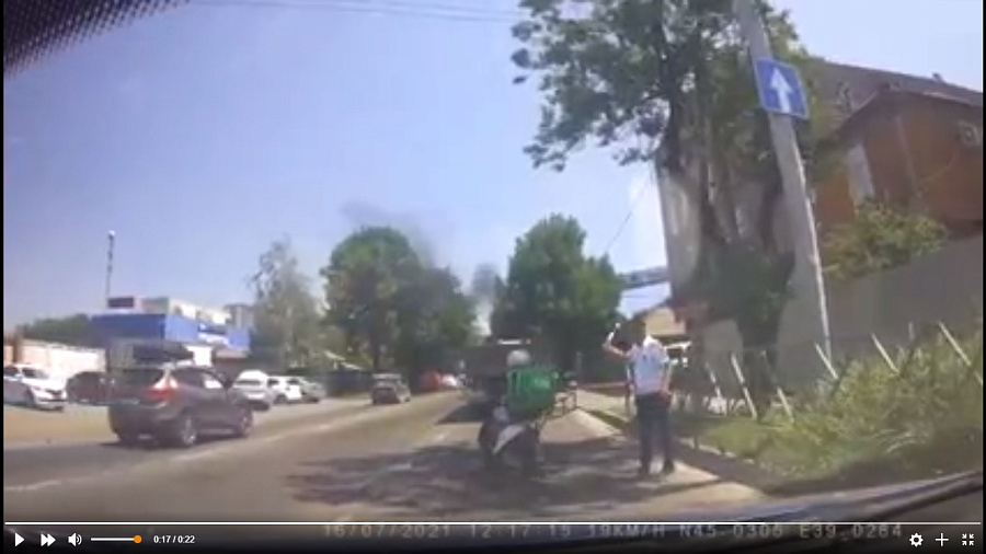 Курьез дня: полицейский и курьер на мопеде устроили комичную «разборку» на дороге в Краснодаре