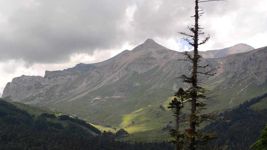 В Лаго-Наки и горных курортах Адыгеи и Кубани в среду ожидается резкое похолодание на фоне облачной, временами дождливой погоды
