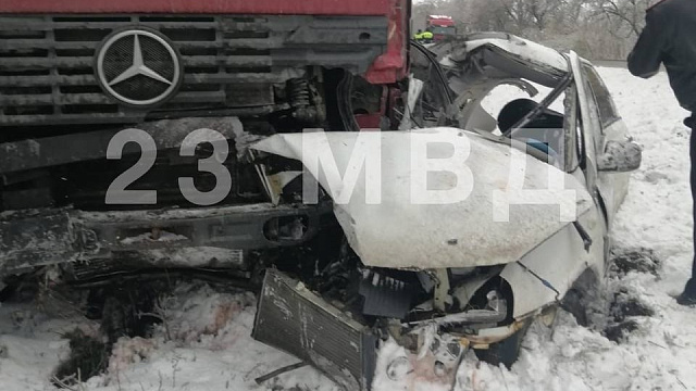 Три человека погибли в лобовом ДТП на скользкой трассе в Краснодарском крае