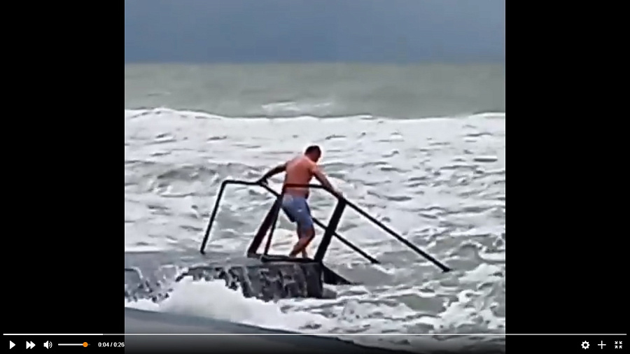 В Анапе мужчина в одиночку совершил омовение в штормящем море и попал на видео