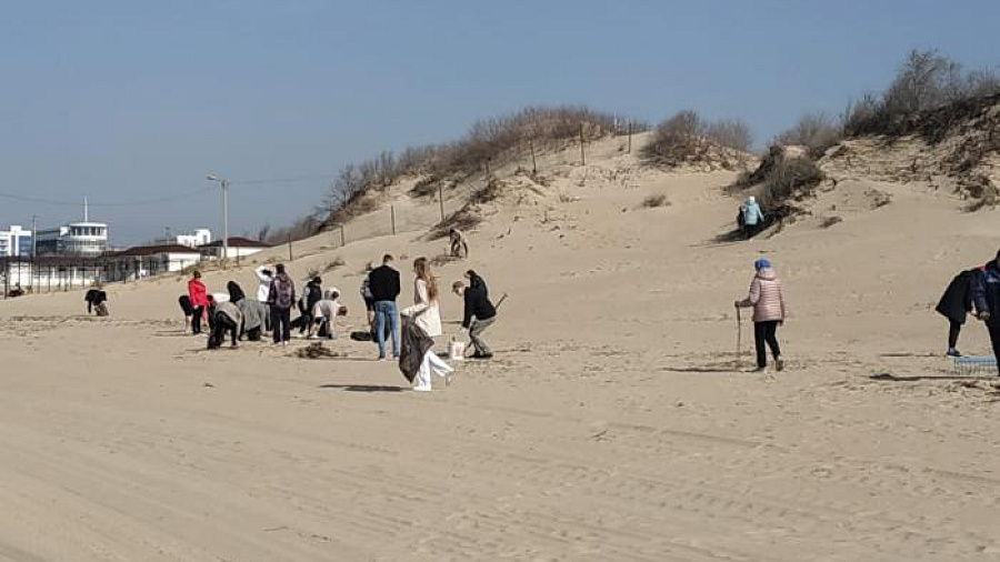 В Анапе во время субботника с пляжей вывезли 76 куб. метров мусора