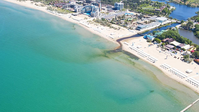 Потемневшее море у берегов Анапы сняли с высоты птичьего полета