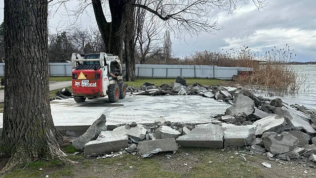 Бетонную площадку у Старой Кубани на Гидрострое демонтируют после жалоб