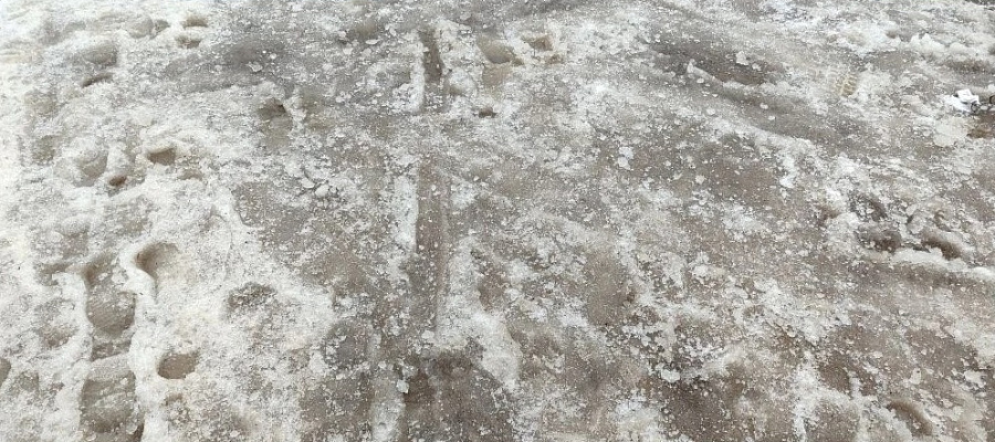 В Краснодаре дороги и тротуары превратились в каток