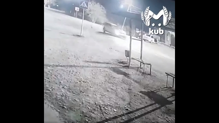 В Усть-Лабинске камера сняла, как автомобиль полицейского сбил пешехода и поехал дальше