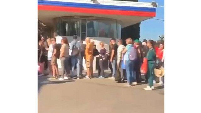 В Сочи на границе с Абхазией туристы создали гигантскую пробку