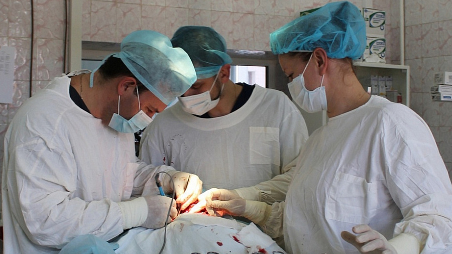 В Краснодаре хирурги провели сложнейшую 10-часовую операцию по удалению опухоли ротовой полости.