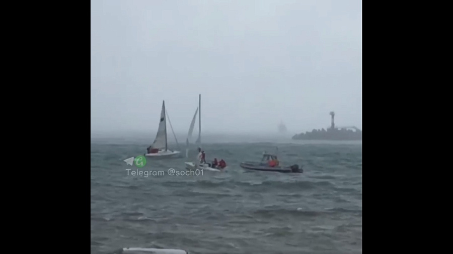 Терпящих бедствие яхтсменов сняли на видео в Сочи
