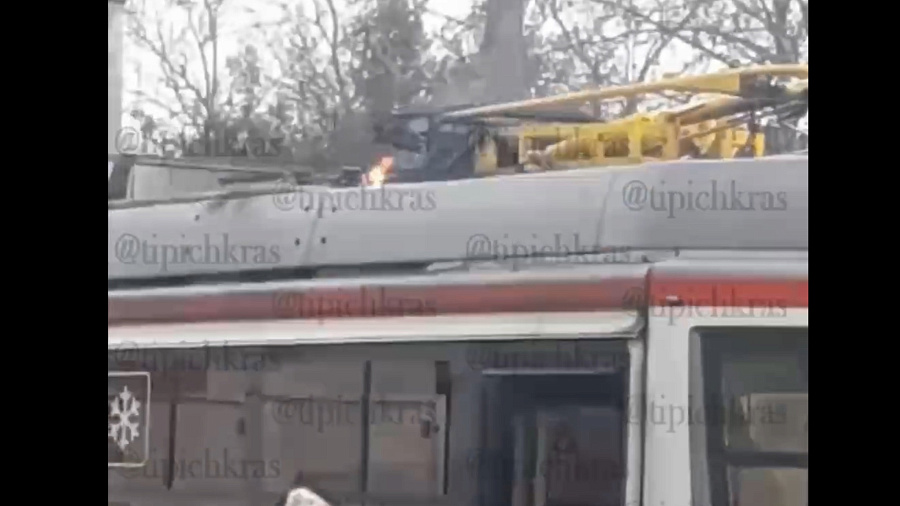 В Краснодаре на улице Офицерской на ходу загорелся трамвай