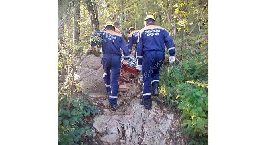 В Сочи спасатели помогли девушке, получившей травму ноги рядом с Агурскими водопадами
