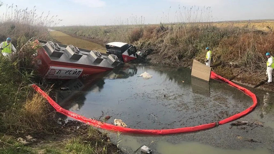 В МВД по Республике Адыгея назвали причину смерти водителя цистерны с бензином, упавшей в воду 