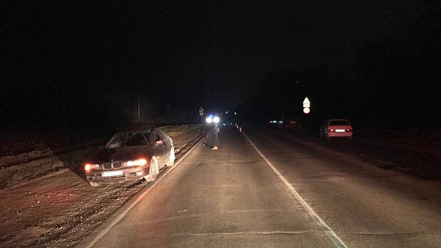 В Краснодарском крае на ночной трассе водитель BMW сбил насмерть пешехода