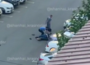 В Краснодаре неизвестная напала на прохожую и порвала ей футболку 