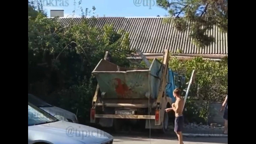 В Геленджике мусоровоз с отказавшими тормозами устроил ДТП с 6 автомобилями и врезался в столб ЛЭП