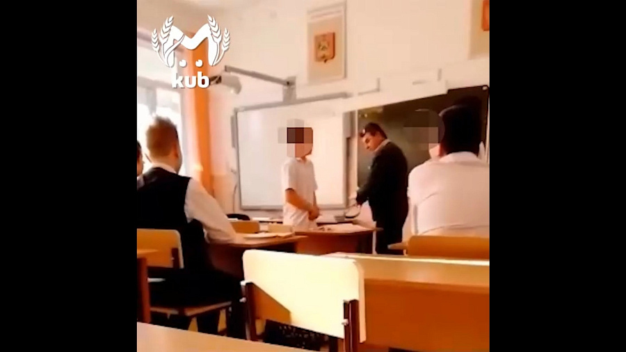 «Ну, неразумные создания»: замдиректора школы в Усть-Лабинске, бивший учеников ремнем на уроке, прокомментировал инцидент