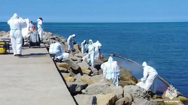 С побережья Кубани вывезли 161 тысячу тонн грунта с мазутом после ЧП с танкерами