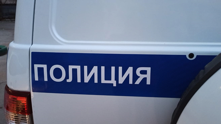 Извращенец со спущенными штанами пугает посетителей в детском парке Анапы