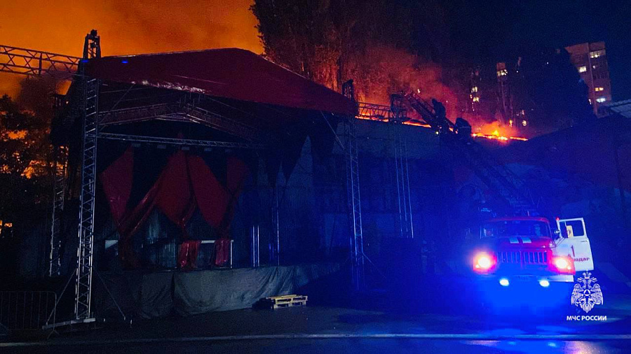В Краснодаре произошел пожар на складе с деревянными изделиями