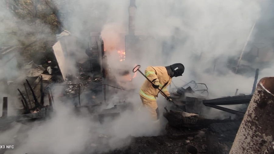 В Сочи при пожаре в Монастыре сгорели хозпостройка и 2 автомобиля