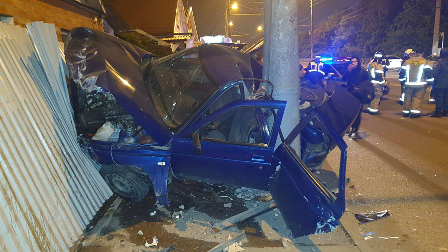 В Краснодаре ночью автомобиль разбился всмятку после столкновения с забором частного дома