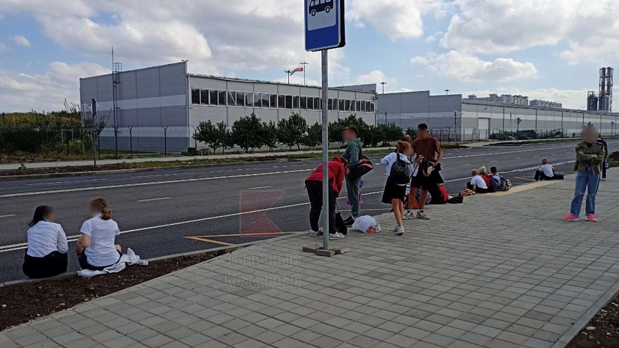 В администрации Краснодара прокомментировали сообщение о сидящих на тротуарах школьниках в ожидании автобуса
