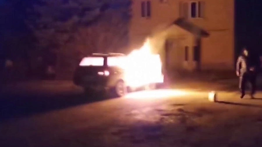 В Анапе четверо мужчин планировали сжечь полицейского в машине