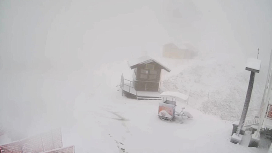 Сильный снегопад в горах Сочи утром 24 сентября попал на видео