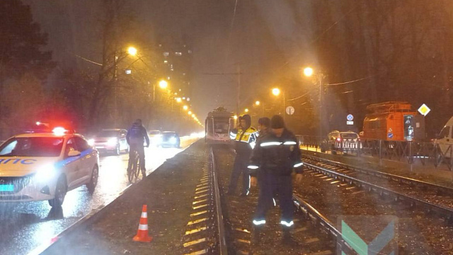 В Краснодаре мужчина угодил в яму, когда переходил трамвайные пути