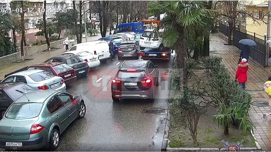 В Сочи машина сорвалась с эвакуатора и чуть не покалечила человека, разбив припаркованный автомобиль 