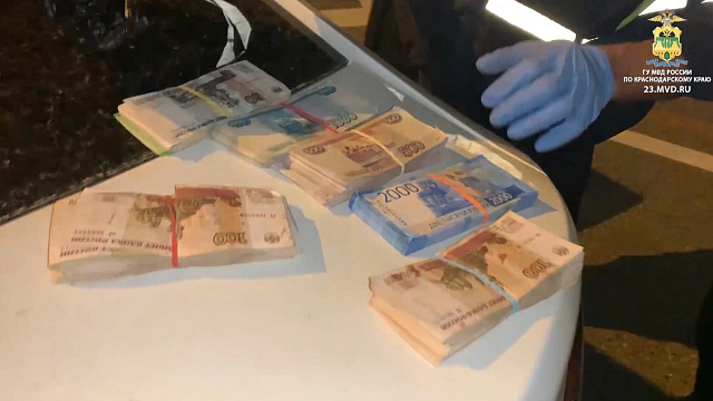 В Краснодаре мужчина с электрошокером под угрозой ножа открыто похитил у женщины 2,7 млн рублей