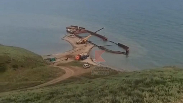 Житель Тамани показал остатки монгольского сухогруза «SUROV», севшего на мель 3 года назад. Видео