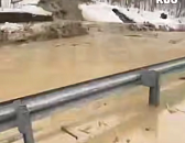 В Сочи из-за обильных осадков на дорогу возле этнопарка сошел сель